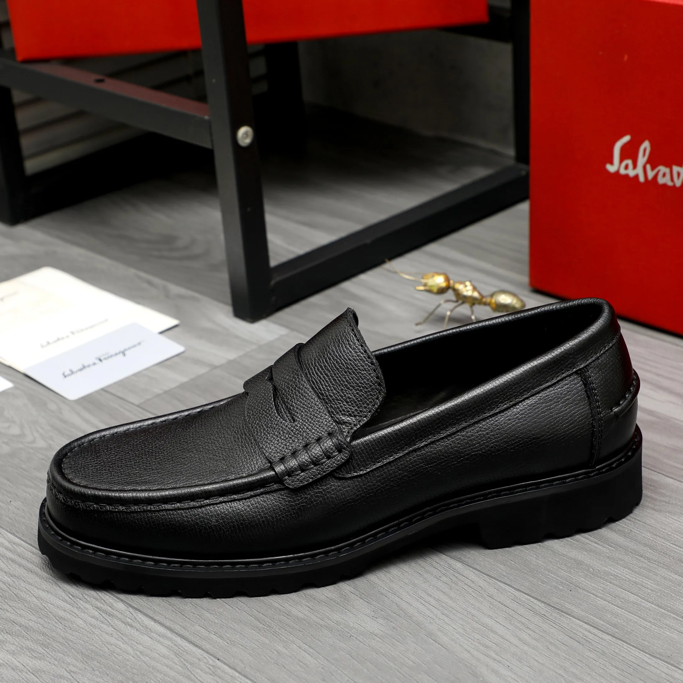 Men's shoes 💰442 Product trademark: Ferragamo "Ferragamo" business formal leather shoes Regular size: 38-46 (45.46 is custom-made and non-returnable) Product materials: Selected small pebbled cowhide upper, cowhide lining, non-slip rubber outsole